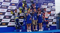 Ricky Ibrahim (Yamaha Oryza) saat naik podium pertama kelas YCR 2 di Yamaha Cup Race 2020 di Boyolali. (Hendry Wibowo/Bola.com)