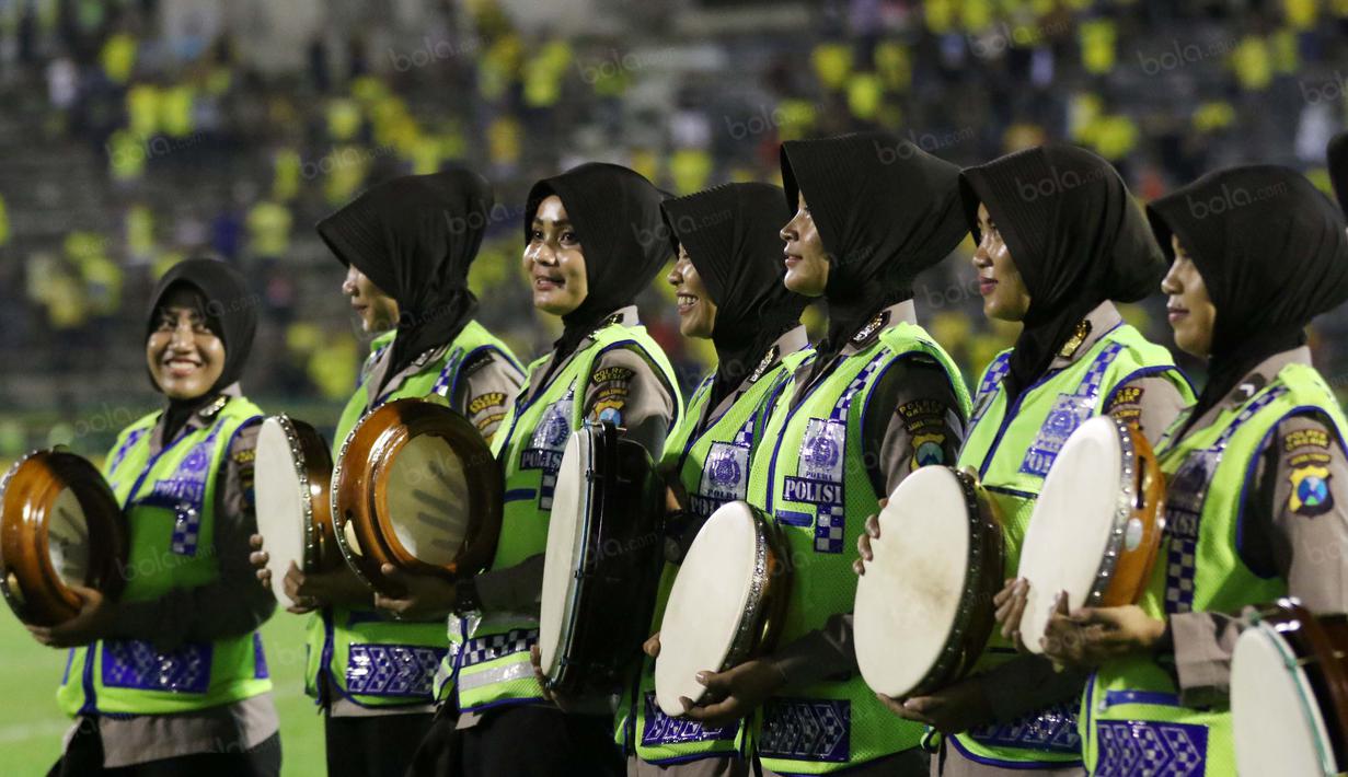 Polwan kota Gresik bersiap memainkan seni Banjari usai laga Gresik United melawan Sriwijaya FC pada Torabika SC 2016 di Stadion Tri Dharma, Minggu(12/6/2016). (Bola.com/Nicklas Hanoatubun)