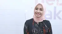 Aktris Laudya Cynthia Bella berpose usai kunjungan ke toko rotinya di kawasan Depok, Jawa Barat, Senin (30/10). Usai menikah, Bella mengaku tidak ingin hanya duduk santai di rumah. (Liputan6.com/Herman Zakharia)