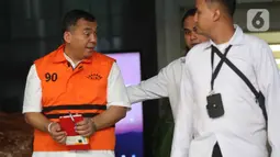 Mantan Wakil Menteri Imigrasi dan Pemasyarakatan (Imipas), Silmy Karim (kiri), usai menjalani pemeriksaan di Gedung Merah Putih Komisi Pemberantasan Korupsi (KPK), Senin (8/6/2026). Ini merupakan pemeriksaan perdana Silmy Karim setelah ditetapkan sebagai tersangka dan ditahan KPK pada 4 Juni 2026. (Liputan6.com/Helmi Fithriansyah)