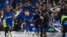 Para pemain Chelsea merayakan gol yang dicetak oleh Cole Palmer ke gawang Manchester United pada laga pekan ke-31 Liga Inggris di Stadion Stamford Bridge, Jumat (5/4/2024). Chelsea menang dengan skor 4-3. (AFP/Glyn Kirk)