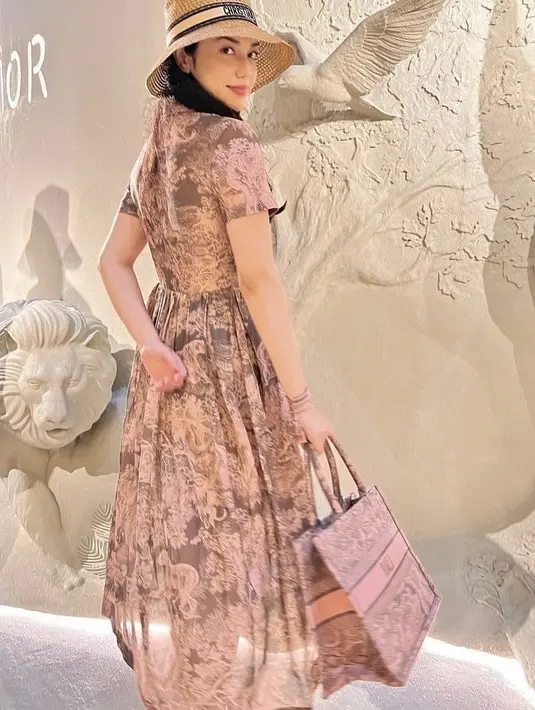 Velove pun melengkapi penampilan dengan bucket hat coklat dari Dior di atas rambut panjang terurai. Ia juga mengenakan gelang warna pinknya.  Credit: (@vaelovexia)
