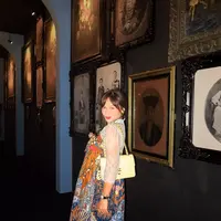 Bukan kebaya sebagai luaran, melainkan sebaliknya, Amel tampil berani mengenakan dress batik colorful di atas kebaya brokat tipis berwarna biru muda. [@amelcarla].