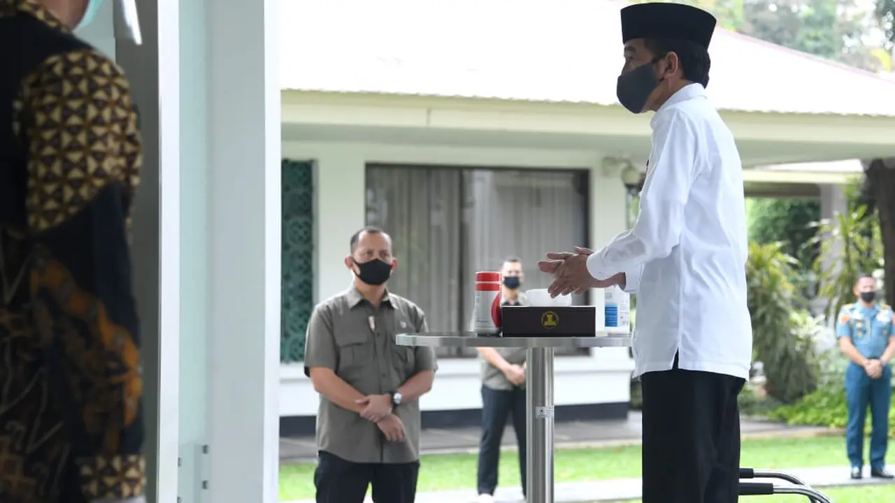 Presiden Jokowi hendak salat Jumat di Masjid Istana Kepresidenan dengan protokol kesehatan]