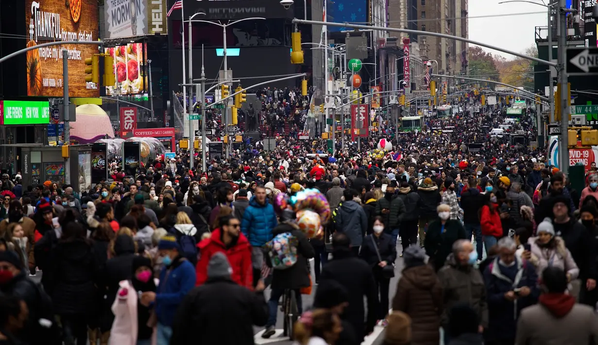Orang-orang berjalan di Times Square setelah Macy's Thanksgiving Day Parade di New York, Amerika Serikat, 25 November 2021. Macy's Thanksgiving Day Parade kembali sepenuhnya setelah dirundung pandemi COVID-19 tahun lalu. (AP Photo/Eduardo Munoz Alvarez)