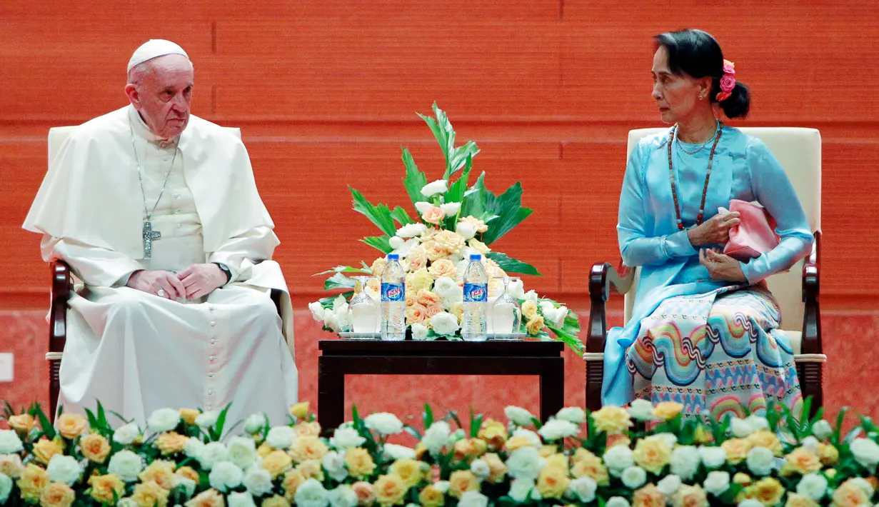 Paus Fransiskus dan pemimpin de facto Myanmar, Aung San Suu Kyi saat melakukan pertemuan di Naypyitaw, Selasa (28/11). Paus Fransiskus bertemu dengan Suu Kyi untuk membahas mengenai krisis kemanusiaan di Rakhine. (AP Photo/Aung Shine Oo)