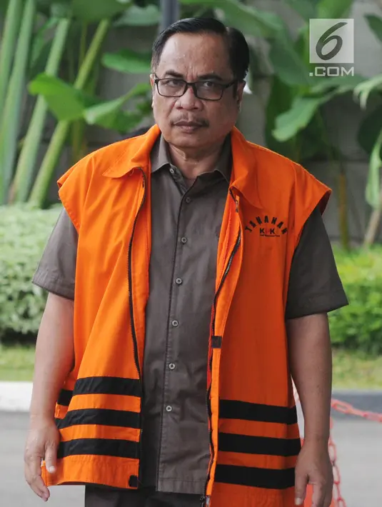 Terpidana kasus e-KTP mantan Dirjen Dukcapil Kemendagri Irman menuju gedung KPK untuk menjalani pemeriksaan, Jakarta, Senin (19/3). Irman diperiksa sebagai saksi untuk tersangka mantan bos PT Gunung Agung, Made Oka Masagung. (Merdeka.com/Dwi Narwoko)