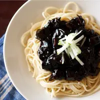 Mencicipi kenikmatan jajangmyeon di 3 restoran Korea Ibu Kota. (Via: meatlovessalt.com)