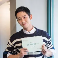 Saat ini mata publik sedang tertuju pada Jung Hae In. Tak hanya wajahnya yang tampan, tapi kemampuan aktingnya juga membuat publik menjadi jatuh cinta dengan aktor kelahiran 1 April 1988 itu. (Foto: instagram.com/holyhaein)