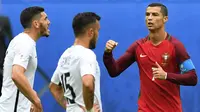 Striker tim nasional Portugal Cristiano Ronaldo merayakan gol ke gawang Selandia Baru pada laga Grup A Piala Konfederasi 2017 di Stadion Krevtovskyi, Saint Petersburg, Sabtu (24/6/2017). (AFP/Kirill Kudryatsev)