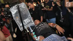 Proses pemindahan pasien korban bom Kampung Melayu dari RS Premier ke RS Polri, Jakarta, Kamis (25/5). Pemindahan pasien dikarenakan alasan keamanan dan kelengkapan fasilitas medis. (Liputan6.com/Helmi Afandi)