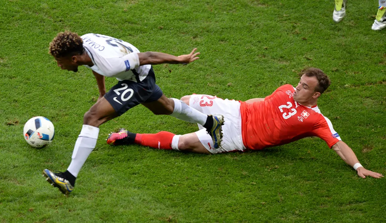 Pemain Prancis, Kingsley Coman (kiri), berebut bola dengan pemain Swiss, Xherdan Shaqiri, pada laga terakhir Grup A Piala Eropa 2016 di Stade Pierre Mauroy, Lille, Senin (20/6/2016) dini hari WIB. (AFP/Denis Charlet)