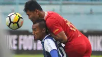 Sunarto mencetak gol pada laga Arema FC kontra Barito Putera, Sabtu (24/11/2018) di Stadion Kanjuruhan, Kab. Malang. (Bola.com/Iwan Setiawan)