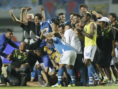 Para pemain Persib Bandung merayakan kemenangan atas Persija Jakarta pada laga Liga 1 di Stadion GBLA, Jawa Barat, Minggu (23/9/2018). Persib menang 3-2 atas Persija. (Bola.com/M Iqbal Ichsan)