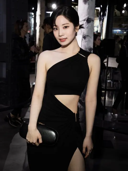 Dahyun tampil mengenakan dress hitam cut out one shoulder. (@dahhyunnee)