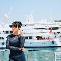 Farah Quinn seringkali menjadi bahan pembicaraan publik. Bukan hanya soal resep masakannya yang beraneka ragam dan bentuk tubuhnya yang seksi saja, namun juga terkait dengan Agama yang dianutnya. (Instagram/farahquinnofficial)