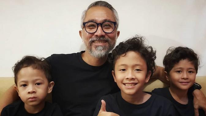 Akiva lahir pada 28 Desember 2009. Lalu disusul oleh kelahiran putra keduanya Akira pada 15 Mei 2012. Putra terakhirnya, Akino, lahir pada 1 Agustus 2013. Lukman Sardi mengaku sangat bahagia menjadi sosok ayah bagi tiga jagoannya tersebut. (Liputan6.com/IG/lukmansrd)