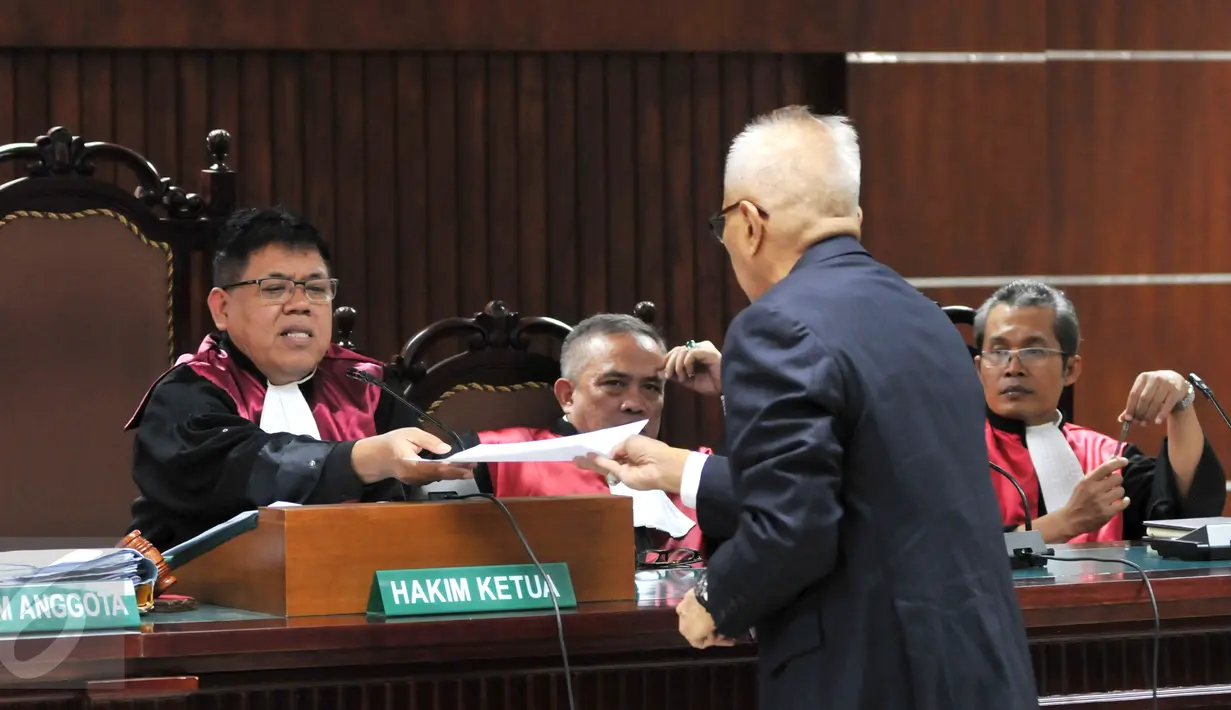 OC Kaligis menjalani sidang dengan agenda pengajuan keputusan sela di Pengadilan Tipikor, Jakarta, Kamis (22/9/2015). Majelis Hakim menolak nota keberatan Kaligis karena dalih yang disampaikan tidak relevan dengan KUHAP.(Liputan6.com/Andrian M Tunay)