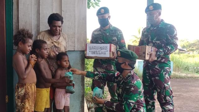Prajurit TNI Yonif 411 Kostrad Bagikan Takjil di Tapal Batas