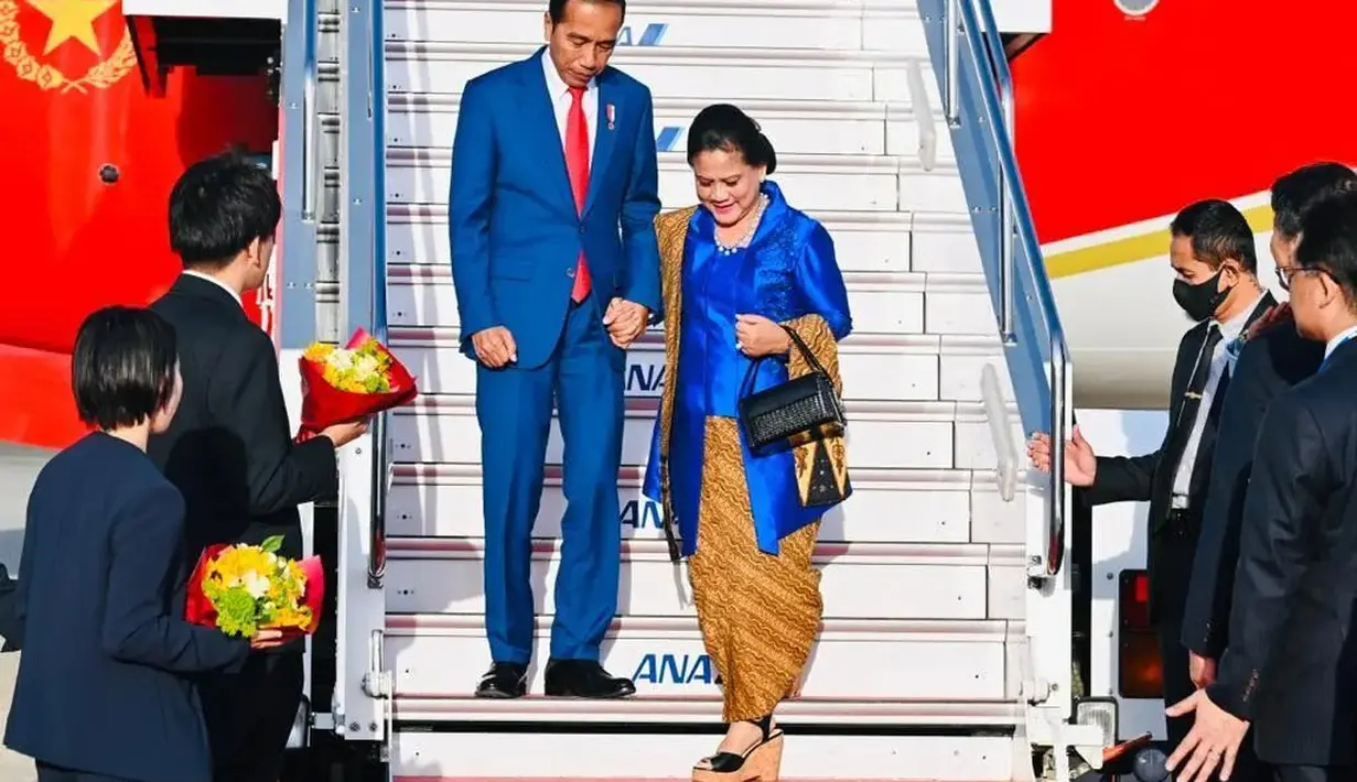 Atau ketika keduanya tampil serasi mengenakan outfit warna biru. Menuruni tangga pesawat saat tiba di Jepang, Ibu Iriana tampil anggun mengenakan kebaya biru cerah, yang dipadunya dengan kain batik sebagai rok dan selendang yang disampirkanny di lengan dengan cantik. [Foto: Instagram/jokowi]