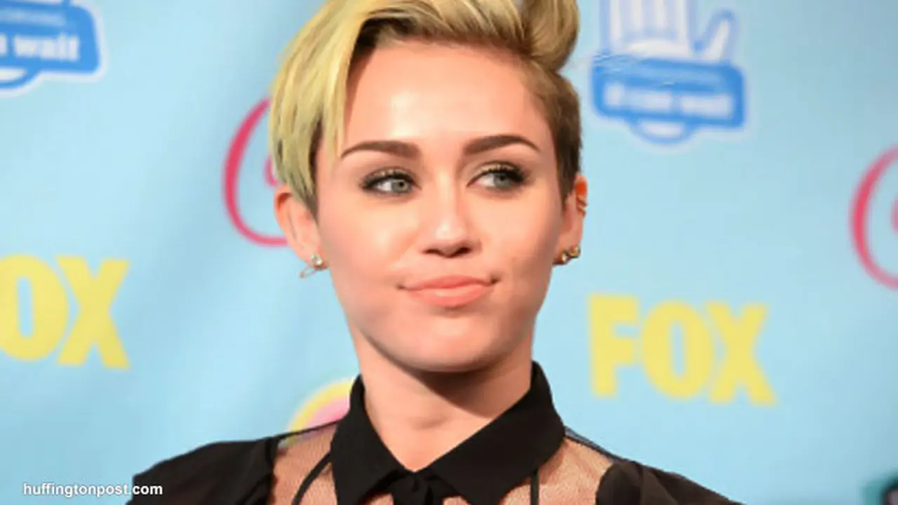 miley-cirus-senyum-130814b.jpg