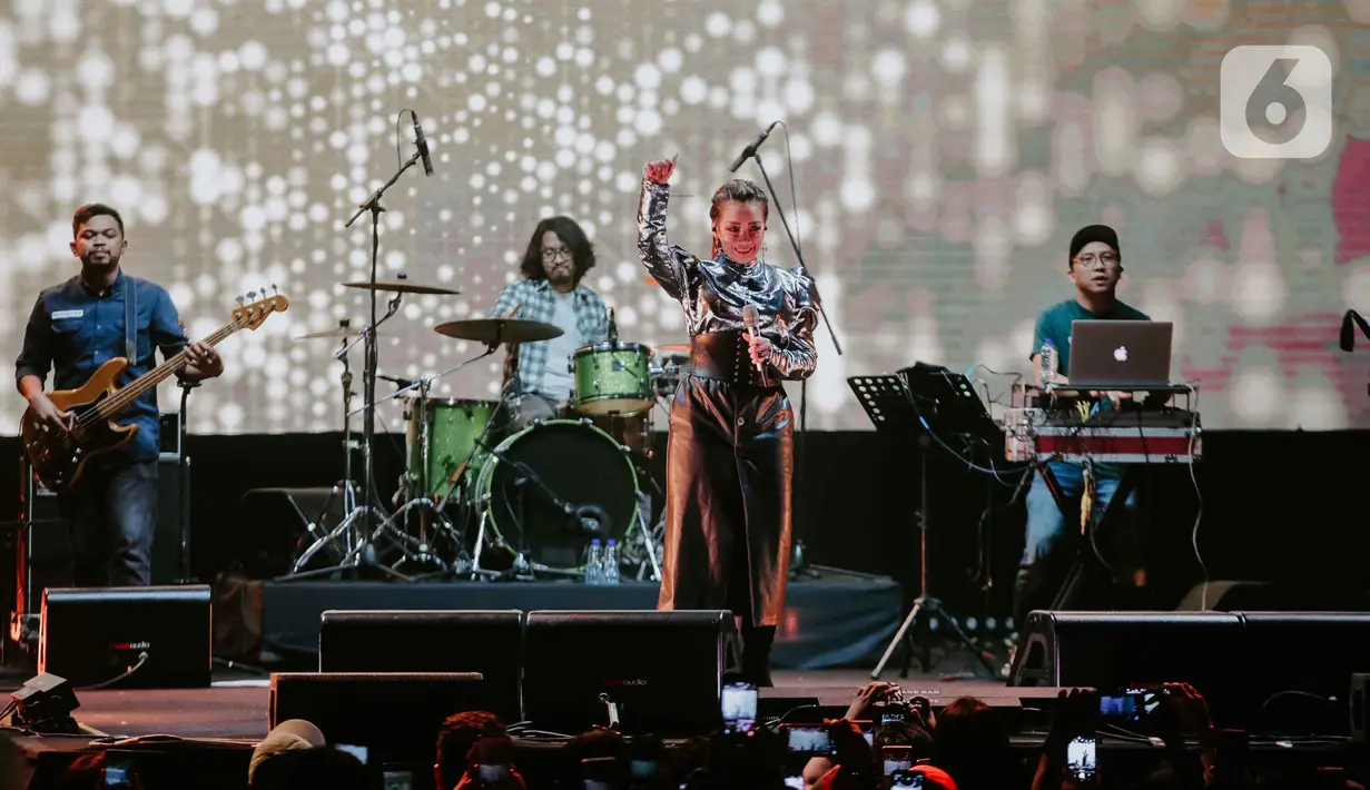 Penampilan penyanyi Reza Artamevia dalam Festival Tamagochill di Tennis Indoor Senayan, Jakarta, Jumat (22/11/2019). Reza mengobati rindu para penggemar dengan membawakan sejumlah lagu hits di antaranya Berharap Tak Terpisah, Satu yang Tak Bisa Lepas, dan Pertama. (Liputan6.com/Faizal Fanani)