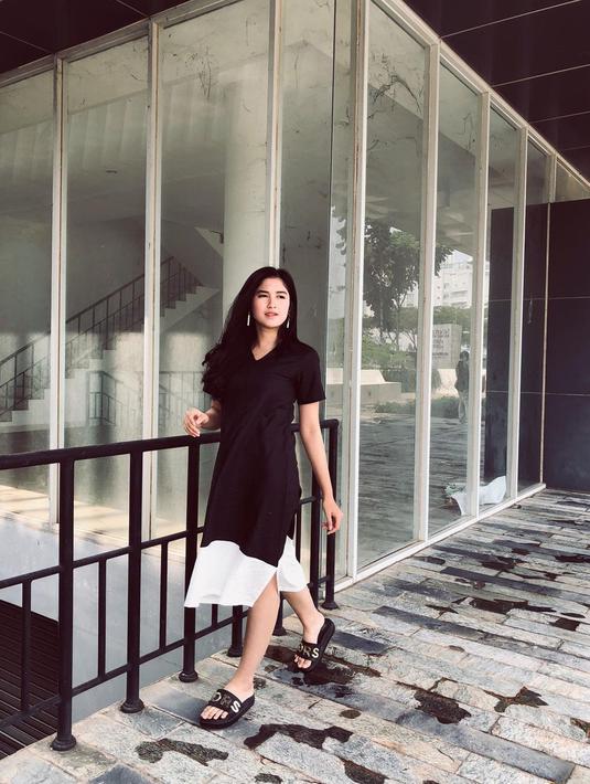 Ochi Rosdiana sendiri terbilang salahs atu aktris yang kerap tampil sederhana. Bahkan, gaya Ochi dengan simple dress berwarna hitam dengan detail putih dibagian bawah juga curi perhatian netizen. (Liputan6.com/IG/@ochi24)