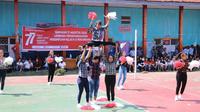 Warga binaan Lapas Perempuan Pekanbaru melakukan atraksi seperti cheerleader profesional merayakan Hari Kemerdekaan Indonesia.  (Liputan6.com/M Syukur)