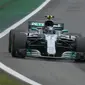 Pebalap Mercedes, Valtteri Bottas, meraih pole position di F1 GP Brasil setelah menjadi yang tercepat pada sesi kualifikasi yang berlangsung di Sirkuit Autodromo Jose Carlos Pace, Sabtu (11/11/2017) malam WIB. (Twitter/@F1)