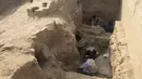 Arkeolog bekerja di situs arkeologi Cajamarquilla, di mana enam mumi anak-anak ditemukan di Cajamarquilla, dekat Lima, Peru pada 13 Februari 2022. Menurut para arkeolog, mumi tersebut berusia antara 800 hingga 1.200 tahun. (Guadalupe Pardo / AFP)