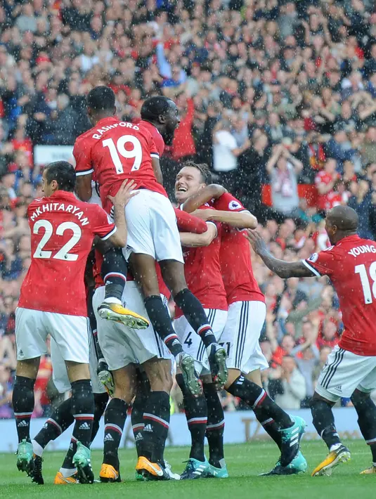 Pemain Manchester United merayakan gol Antonio Valencia ke gawang Everton pada laga pekan kelima Liga Inggris 2017/2018 di Stadion Old Trafford, Minggu (17/9). Tanpa ampun, Everton dipermak Red Devils dengan skor 0-4. (AP Photo/Rui Vieira)