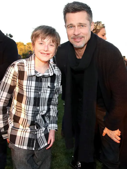 Bersama temannya, Sting dan Chris Cornell, Brad Pitt membuat kejutan di sebuah acara untuk penggalangan dana yang diadakan di sebuah rumah pribadi di kawasan Malibu pada 14 Januari lalu. (doc.aceshowbiz.com)