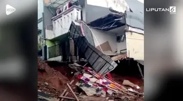 Hujan deras yang menimpa Jakarta dan sekitarnya sore hari ini menimbulkan bencana tanah longsor di Kelurahan Kalisari, Pasar Rebo, Jakarta Timur.