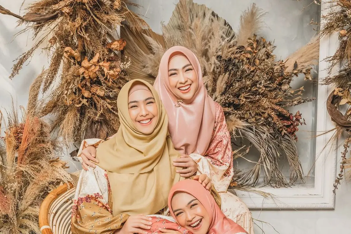 8 Gaya Pemotretan Oki Setiana Dewi, Shindy Putri dan Ria Ricis, Curi Perhatian