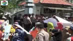 Ratusan warga yang berasal dari delapan desa yang terdampak proyek jalan tol Batang-Semarang, Minggu siang, menggelar aksi unjuk rasa di DPRD Kendal.