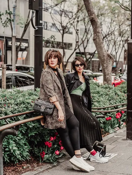 Terlebih lagi ketika mereka berdua kompak untuk memotong pendek rambut mereka. Jadi makin terlihat bak saudara kembar dan sama-sama cantik. (Liputan6.com/IG/@sysiio)
