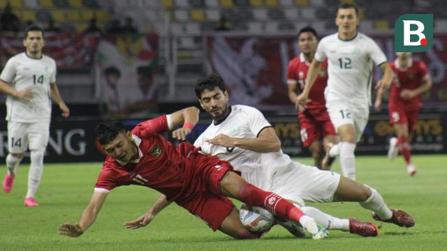 Dendy Sulistyawan dijatuhkan ketika membela Timnas Indonesia melawan Timnas Turkmenistan di Stadion Gelora Bung Tomo (GBT), Surabaya, pada Jumat (8/9/2023).