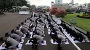 Pasukan Dzikir Asmaul Husna melakukan sujud saat salat di Gedung MPR/DPR, Senayan, Jakarta, Selasa (24/10). Sebanyak 299 personel dikerahkan untuk menjaga demo menolak Perppu Ormas di gedung DPR. (Liputan6.com/JohanTallo)