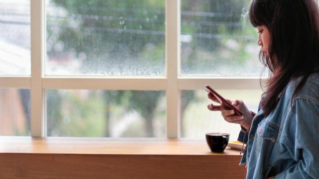 Ilustrasi menunggu, main HP