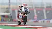 Aksi pembalap Indonesia, Mario Suryo Aji pada latihan bebas Moto3 Amerika Serikat 2023 di Sirkuit Austin, Texas, hari Jumat (15/04/2023). (Dokumentasi Honda Team Asia)