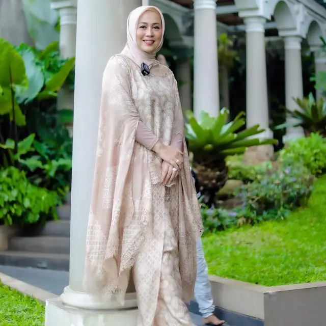 Potret 6 Istri Komedian yang Anggun Berhijab, Pancarkan Pesona