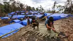 Dua orang Suku Baduy Luar sedang membuat dinding dari bambu di Kampung Cisaban II, Desa Kanekes, Banten, Kamis (01/6). Warga Baduy Luar mulai membangun kembali rumah mereka yang terbakar beberapa waktu lalu. (Liputan6.com/Fery Pradolo)