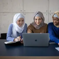 Ketiga sosok wanita berhijab ini sukses mendobrak batasan dan stereotip. (pexels:mostera).