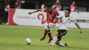 Bek Bali United, Micheal Orah, berebut bola dengan pemain Semen Padang, Dedi Hartono, pada laga Piala Presiden 2019 di Stadion Patriot, Jawa Barat, Senin (11/3). Bali United menang 2-1 atas Semen Padang. (Bola.com/M Iqbal Ichsan)