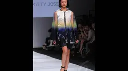 Dalam pagelaran Jakarta Fashion Week 2015 ini, inspirasi koleksi rancangan Kitty Joseph adalah lukisan-lukisan karya Patrick Caufield, Senin (3/11/2014). (Liputan6.com/Faisal R Syam)