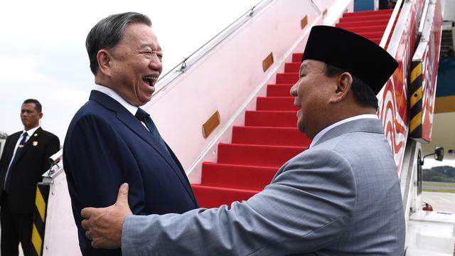 Presiden Prabowo Subianto saat mengantarkan langsung keberangkatan Sekretaris Jenderal Komite Sentral Partai Komunis Vietnam, Tô Lâm beserta Ibu Ngo Phu’o’ng Ly ke Singapura, Selasa (11/3/2025).