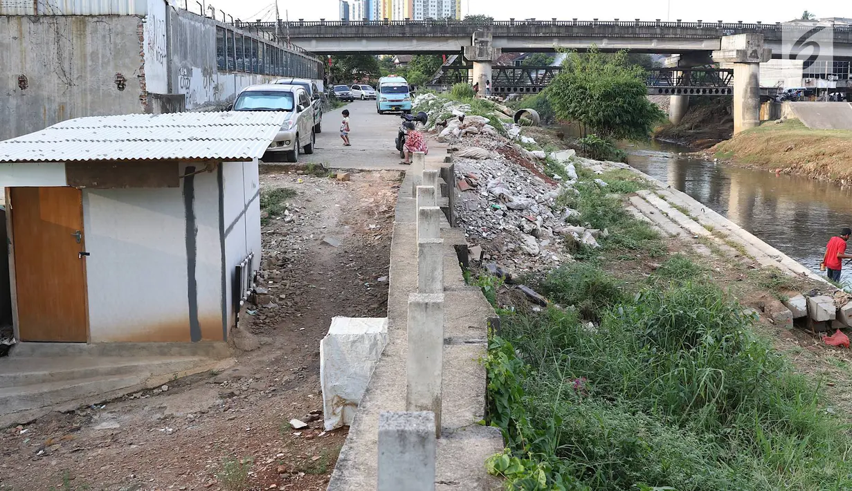 Warga beraktivitas di sekitar aliran Kali Ciliwung, Jakarta, Selasa (26/3). Normalisasi Kali Ciliwung terganjal pembebasann lahan yang dikuasai warga. Pemprov DKI Jakarta menargetkan tahun 2019 masalah pembebasan tuntas. (Liputan6.com/Immanuel Antonius)