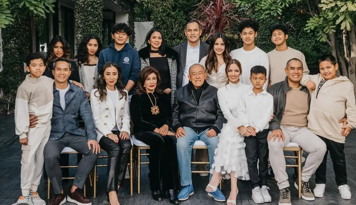 Soalnya wajah, Mikhayla tampil sesuai dengan umurnya tanpa tanpa makeup berlebih. Sedangkan, Nia tampil serba putih dengan atasan lengan panjang berbulu dipadukan rok panjang motif 3D. [@ramadhaniabakrie]