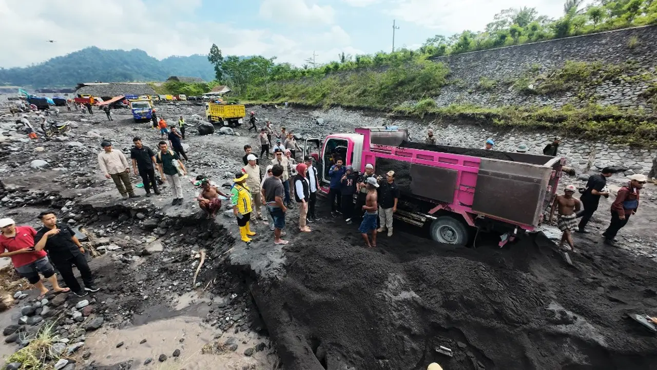 Tim gabungan melakukan perbaikan tanggul yang rusak  di Dusun  Bondeli akibat diterjang lahar hujan Gunung Semeru (Istimewa)