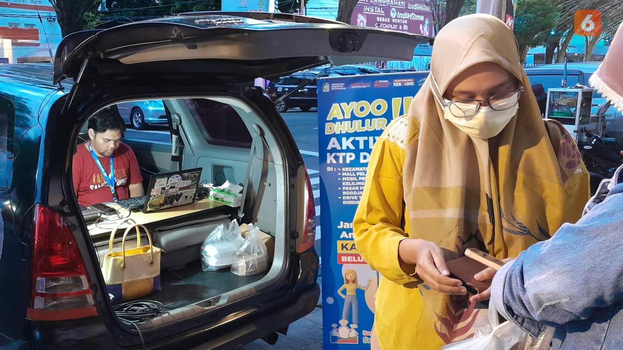 Aksi jemput bola rekam Identitas Kependudukan  Digital di Pasar Takjil Ramadhan Banyuwangi (Hermawan Arifianto/Liputan6.com)